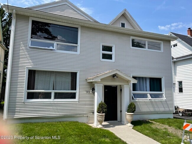 Building Photo - 305 E Drinker St Rental