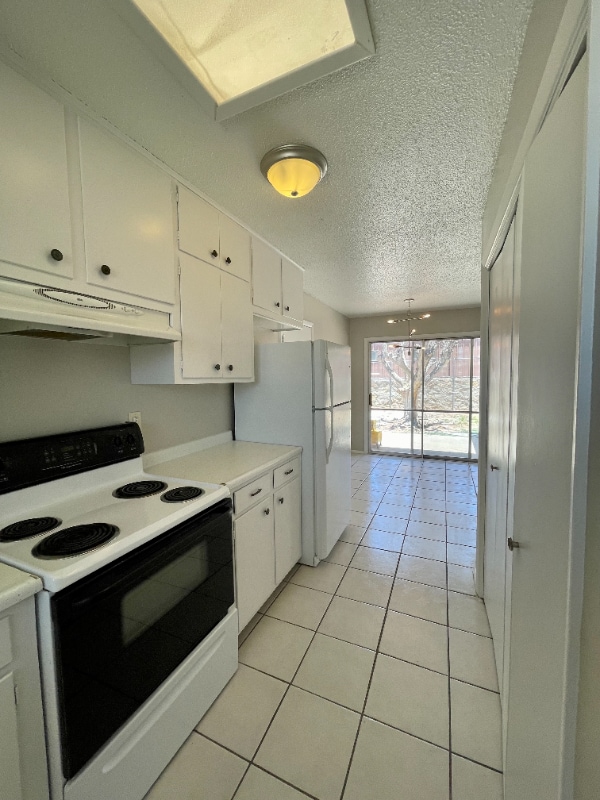 Building Photo - 8631 Mettler Dr Rental
