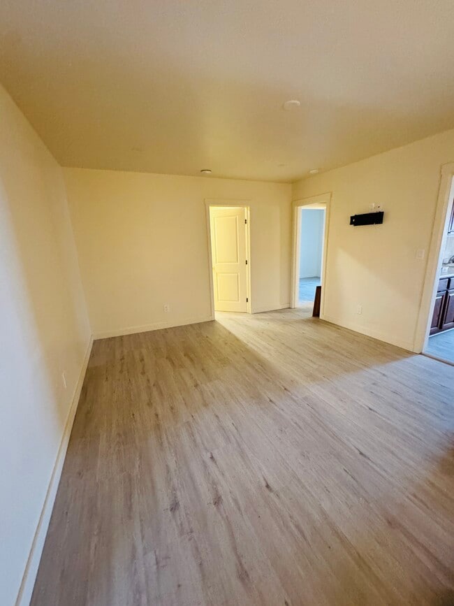 Sala de estar con soporte para TV - 16203 Orange Ave