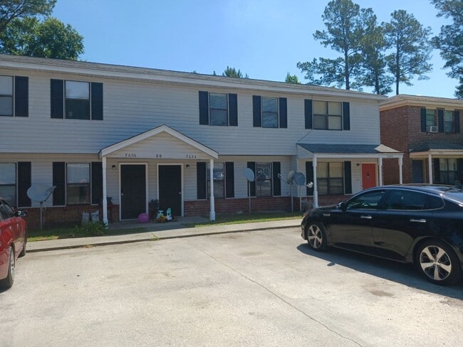 Building Photo - 3 Bed Townhome in N Chas!