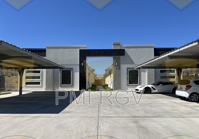 Building Photo - 805 W Garrison Dr Unit 3
