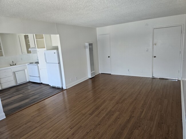 Photo - 947 Tamarack Ln