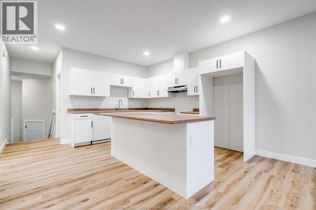 Photo - 21295 Harbour Rd