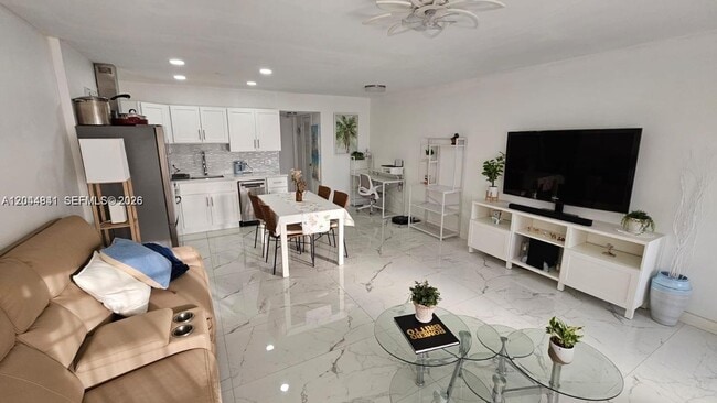 Building Photo - 340 Oakridge S Unit 340