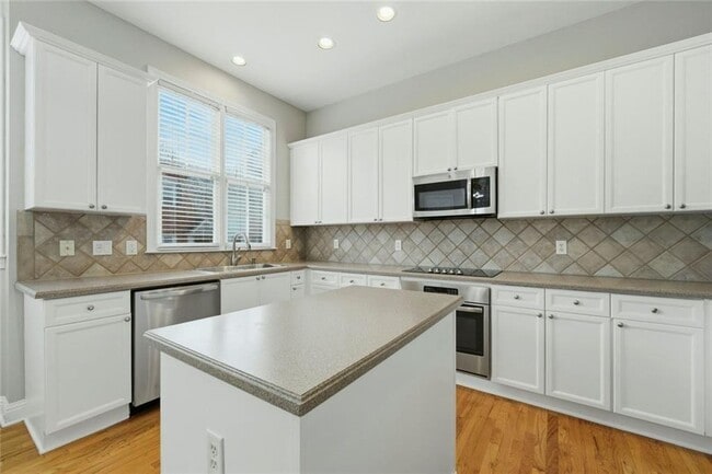 Photo - 319 Creekbank Way SE