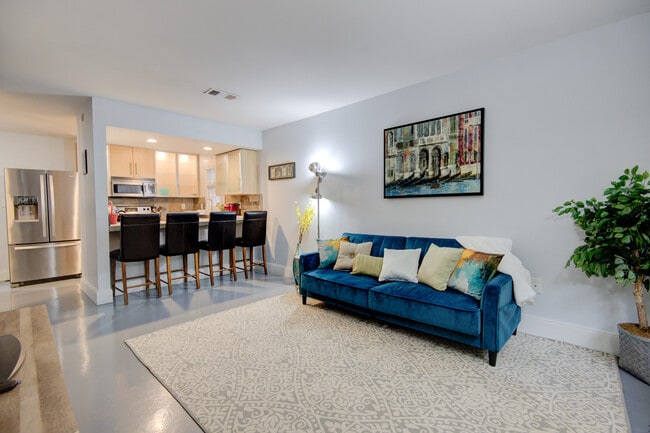 Building Photo - 636 Chipley Ave Unit 5