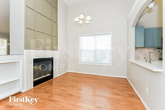 Photo - 307 White Oak Way