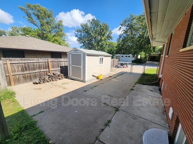 Photo - 3870 Steele Ave