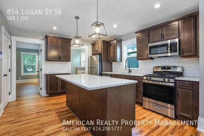 Photo - 854 Logan St SE