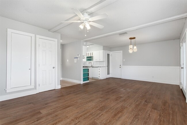 Photo - 2121 Travis Dr