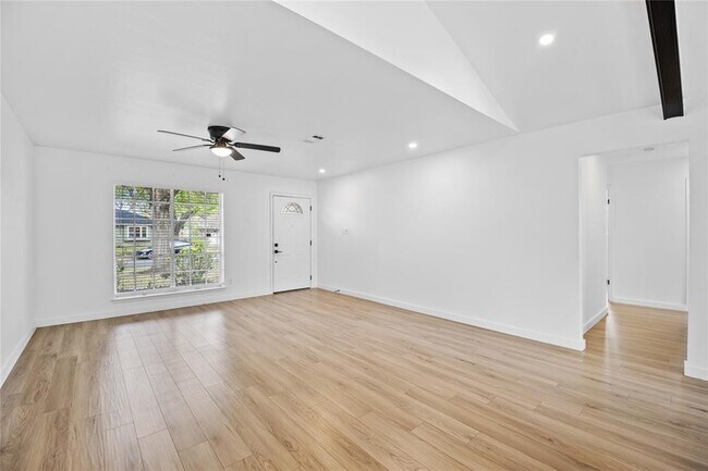 Photo - 2207 Southern Oaks Dr