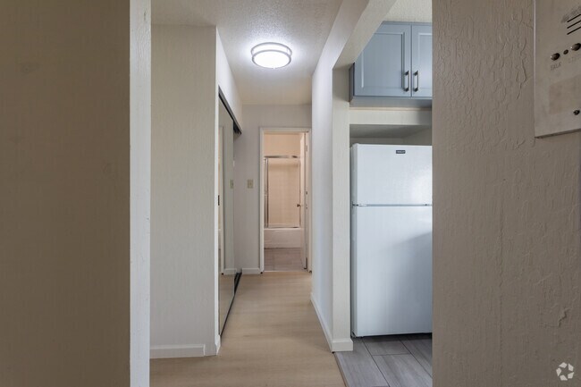 1BR, 1BA - 562SF - Hallway - 2610 Regent St.