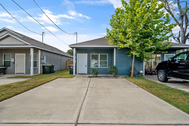 Building Photo - **MOVE-IN READY 3-BEDROOM HOME IN CONROE!**