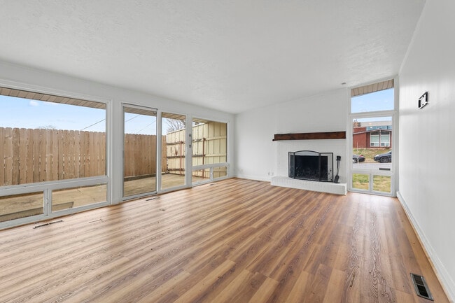 Photo - 817 Boughton St