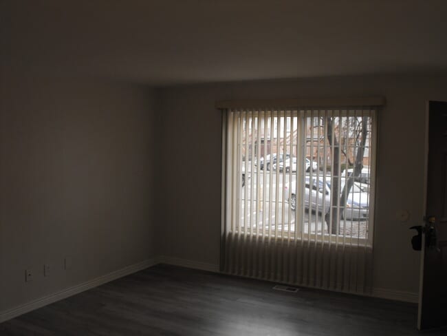Living room, looking South towads front window - 165 S Sable Blvd Unit R18