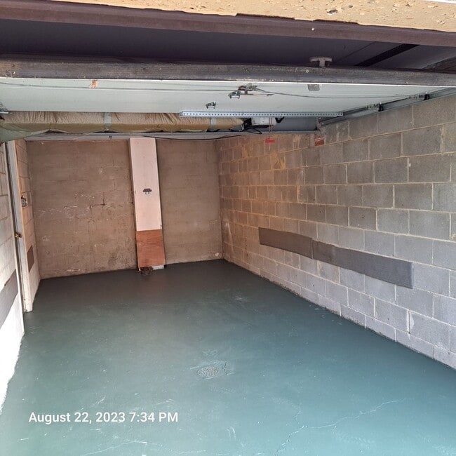 large clean garage - 3305 W Run Rd