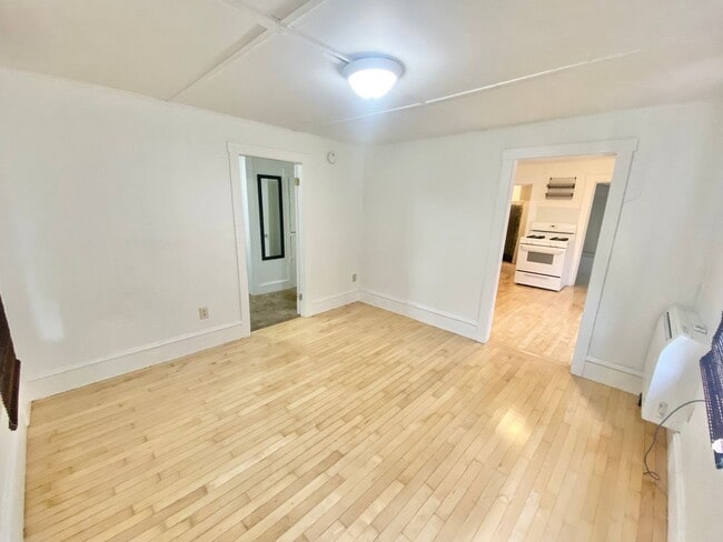 Photo - 3 Bedroom in Burlington Available Anytime in May or 6/1! Unit 1