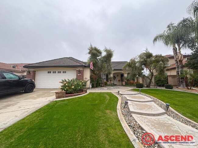 Building Photo - Gorgeous Home with a Pool!