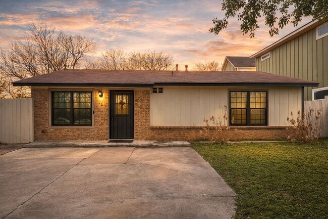 Building Photo - 3 BED 1.5 BATH NEW MANAGEMENT!!!