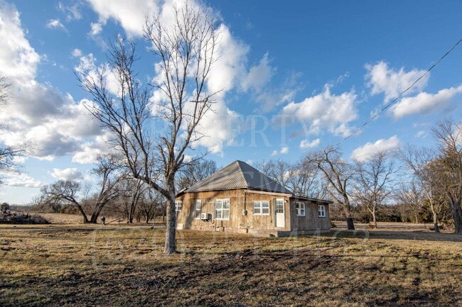 Building Photo - Charming 2-Bedroom 1-Bath + Bonus Room Farmhouse