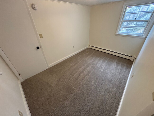 Photo - Freshly Updated 2BR Apartment – Heat Included | Sanford, ME Unidad 4