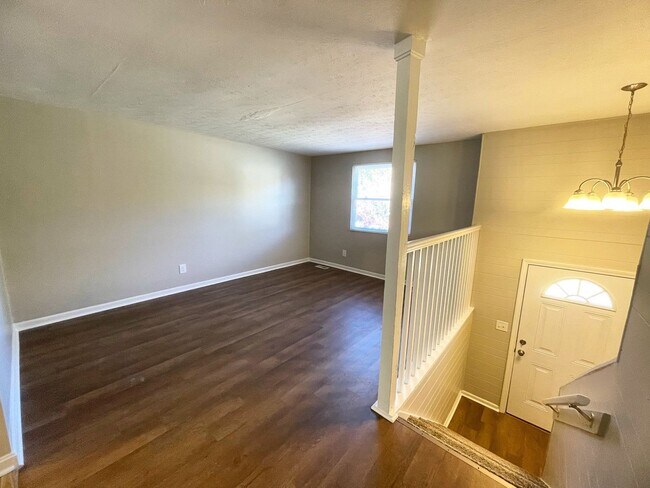 Photo - Newly Renovated Hillview Bi-Level!