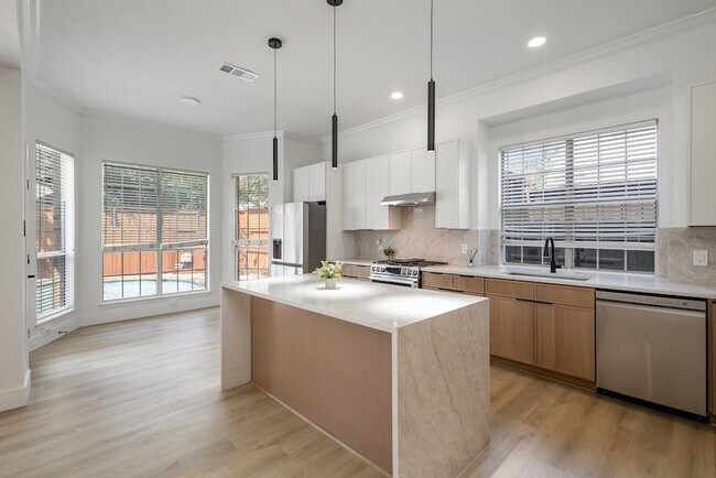 Photo - 2325 Flanders Ln