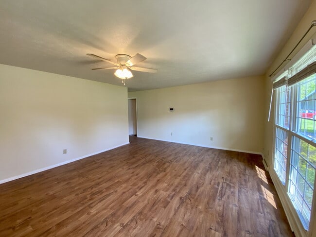 Great 4 Bedroom 2 Bathroom Red Brick Ranch Home in New Whiteland!