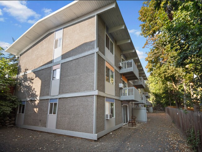 Photo - DESIRABLE MILLWOOD NEIGHBORHOOD ON TREE LINED STREET Unidad 8921