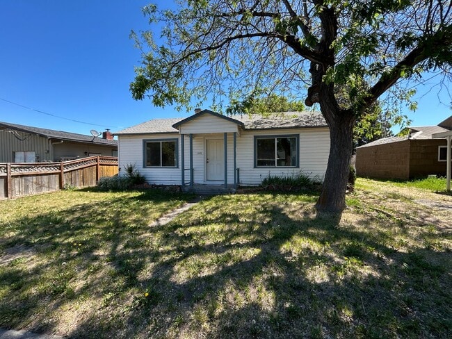 Building Photo - 2 Bedroom / 1 Bathroom Home in Madras Oregon