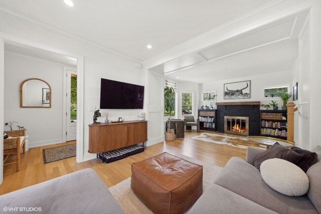 Photo - 146 E Maple St