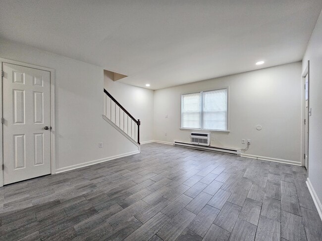 Photo - 104 Bradford Dr