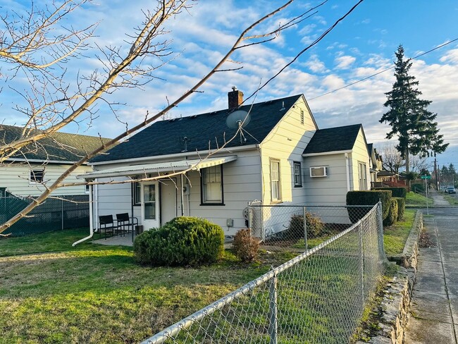 Photo - Charming Downtown Vancouver Bungalow
