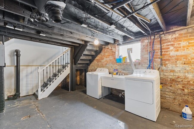 Photo - 885 Clairmount Ave