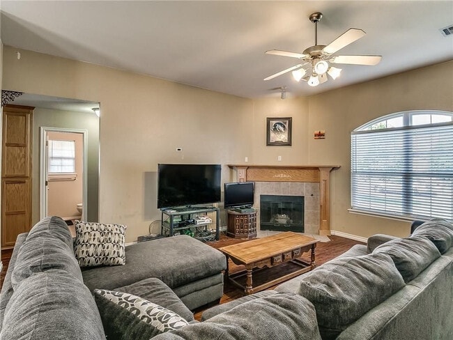 Photo - 8000 Woodhue Dr