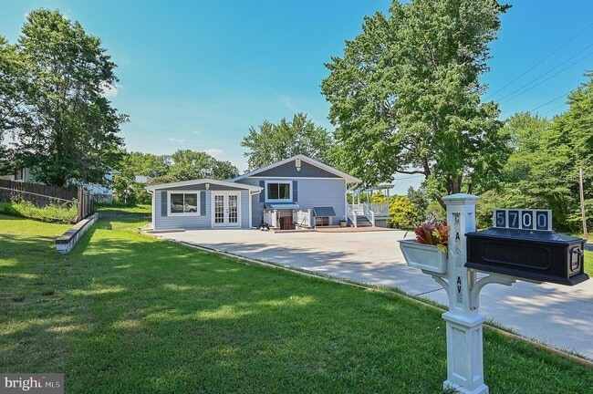 La entrada a la unidad está directamente frente al camino de entrada. - 5700 Chapin Ave