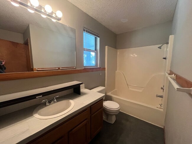 Photo - 1001 E Scott St