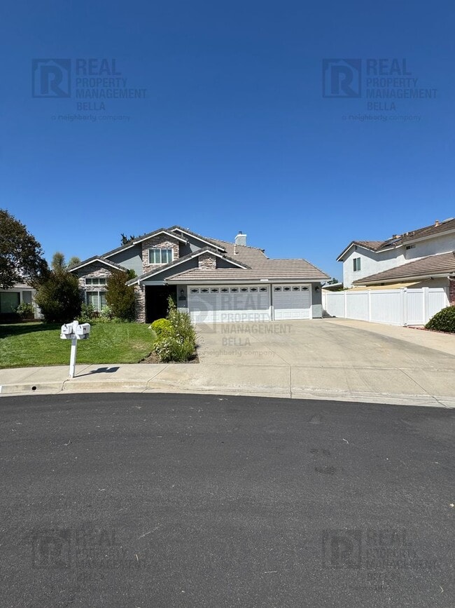 Building Photo - Resort-Style Living in Temecula – Pool Home with Designer Upgrades & 3-Car Garage