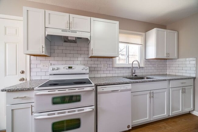 Photo - 687 Scriven Ave