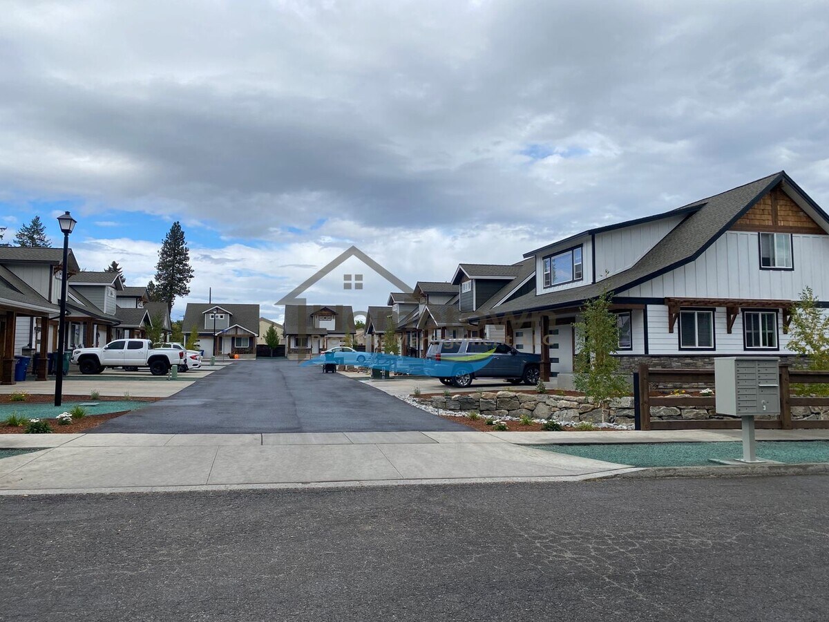 Photo - Beautiful 946 Square-Foot Custom Craftsman...