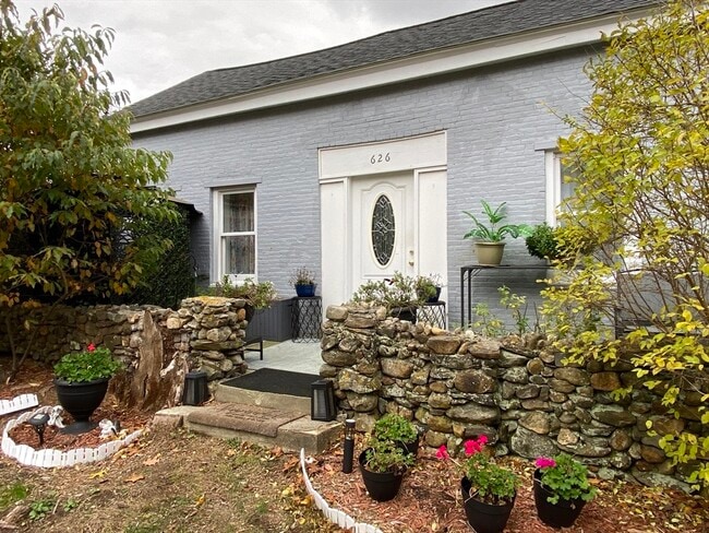 Building Photo - 626 Elm St