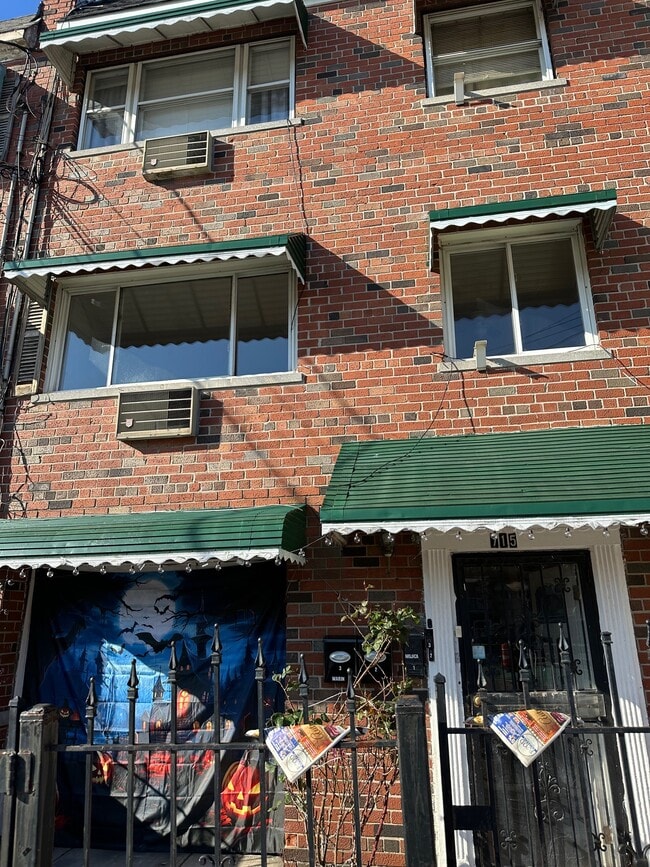 Photo - 715 Saint Lawrence Ave