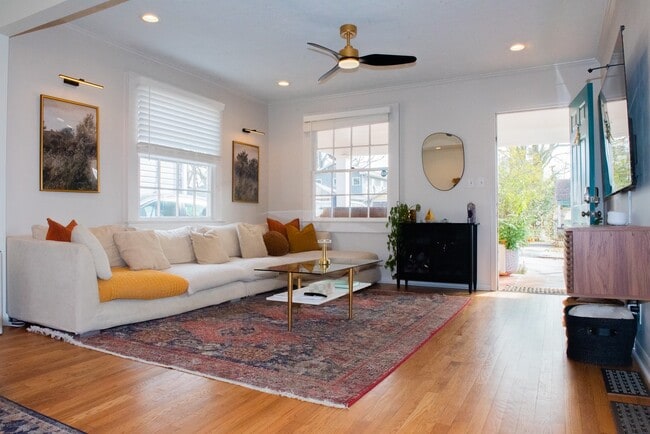 Photo - 870 Vera St SE