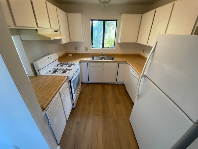 Building Photo - La Tierra Gardens - 2/1 Upstairs Apartment Unit 9339-34