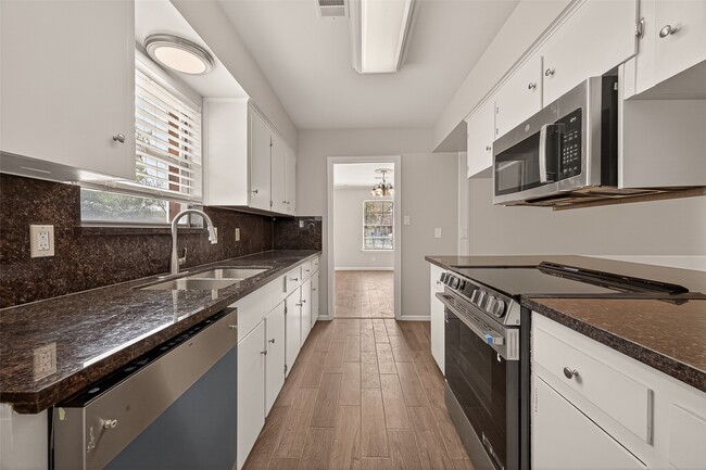 Building Photo - 9502 Skyline Dr