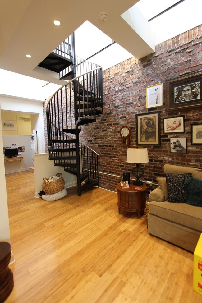 Building Photo - 139 7th St Unit 2000