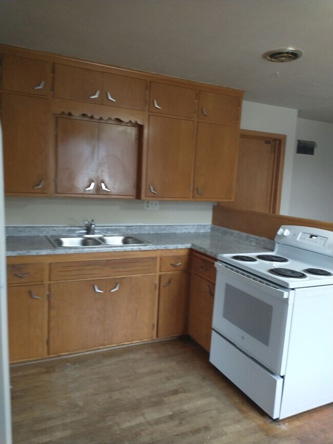 Photo - 543 Railroad St Apartments Unit R8B