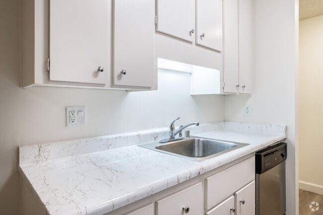 1BR, 1BA - 725SF - Kitchen