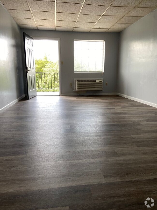 Building Photo - Studio Apartment in Hollister