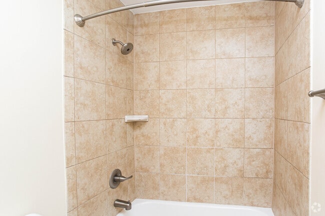1BR, 1BA - 640 SF - Bathroom